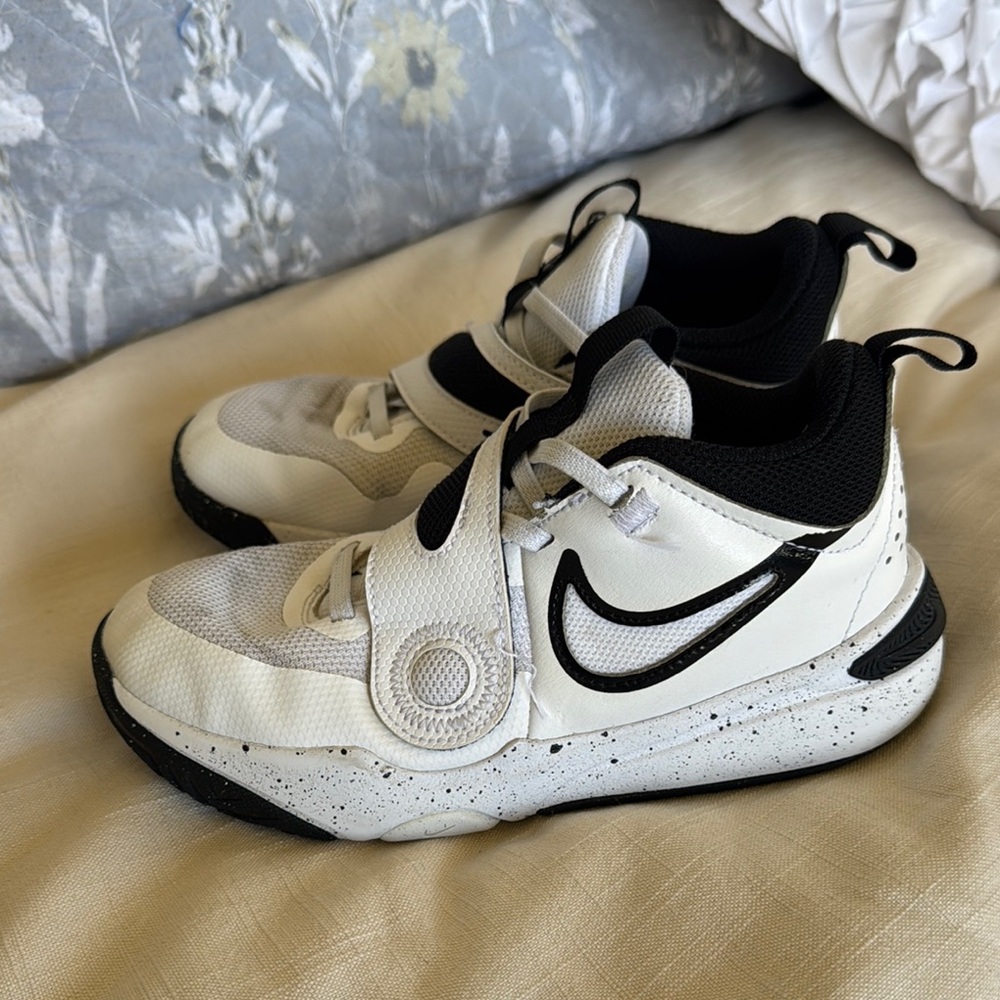 Nike White and Black Basketball Shoes with Velcro Closure size 2Y